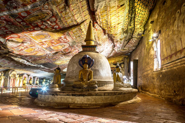 dambulla höhlentempel - golden temple stock-fotos und bilder