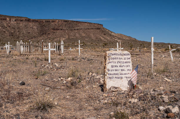 mémorial edward glendon au cimetière historique de goldfield, nv, états-unis - kentucky memorial photos et images de collection