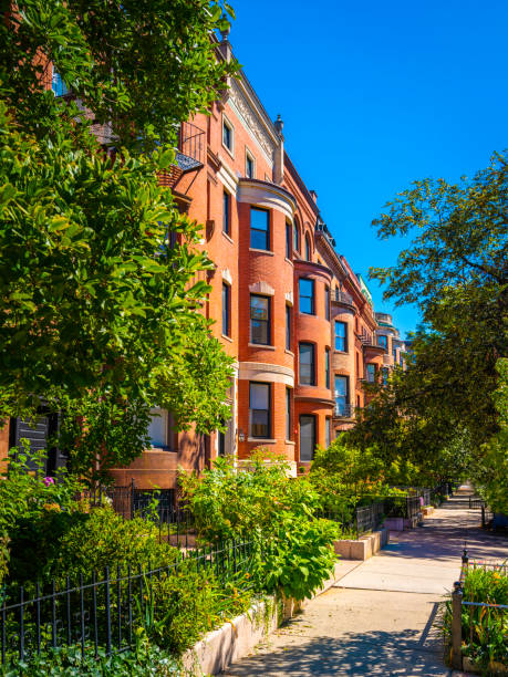 庭に魅力的なアパートや木々とビーコンストリートの美しい秋の風景 - boston back bay residential district house ストックフォトと画像