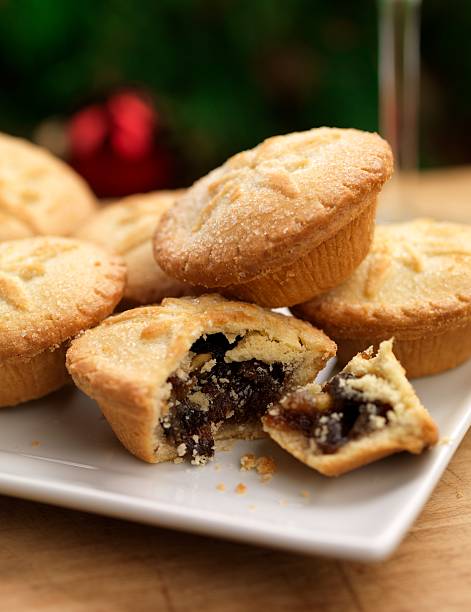 сладкими пирожками на рождество - mince pie crumb christmas food стоковые фото и изображения