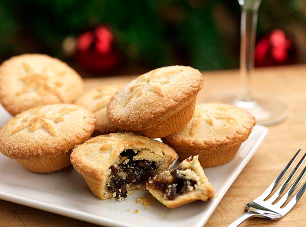рождество сладкие пирожки от - mince pie crumb christmas food стоковые фото и изображения