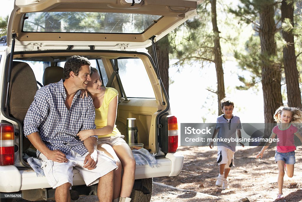 Giovane famiglia sul giorno nel paese - Foto stock royalty-free di Famiglia