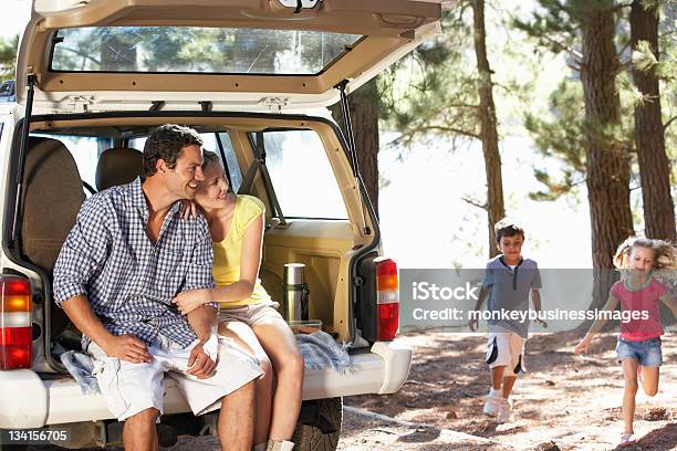 Família Jovem No Dia Do País - Fotografias de stock e mais imagens de Família - Família, Viagem em Estrada, Verão