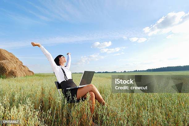 Trabajo En La Agricultura En El Campo Foto de stock y más banco de imágenes de Adulto - Adulto, Adulto joven, Agricultura