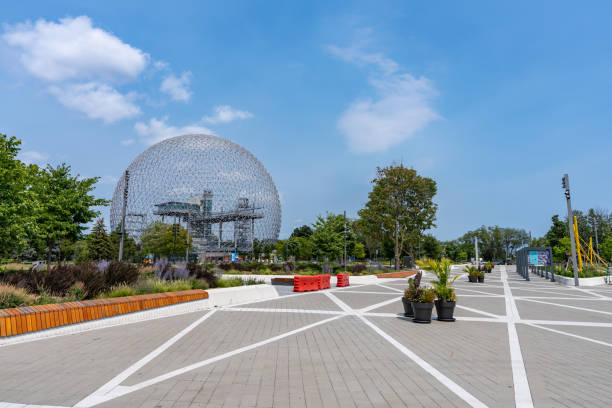 biosfera di montreal in estate. parco jean-drapeau, isola di sant'elena. - dome montreal geodesic dome built structure foto e immagini stock