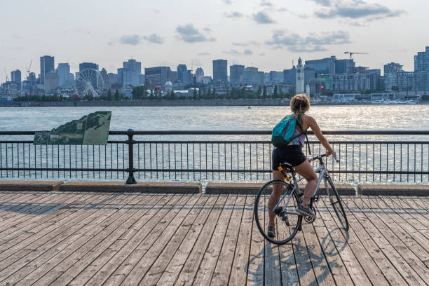 kobieta je�ździ na rowerze i ogląda zachód słońca w parku jean-drapeau - urban scene canada city horizontal zdjęcia i obrazy z banku zdjęć