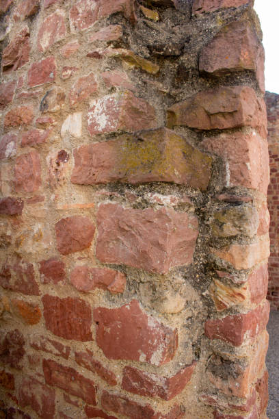 fundo de parede de pedra medieval - vertical copy space grass area column - fotografias e filmes do acervo