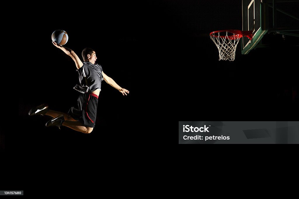 バスケットボールジャンプダンク-絶縁に黒色の背景 - バスケットボールのボールのロイヤリティフリーストックフォト