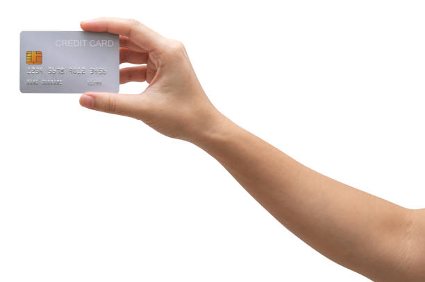 femme tenir la main de la carte de crédit en platine argent isolé sur fond blanc. - platinum card photos et images de collection