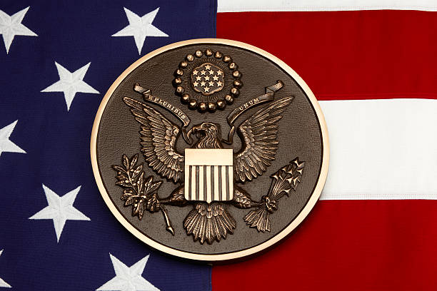 junta de los estados unidos en el escalofriante bandera estadounidense - brass eagle fotografías e imágenes de stock