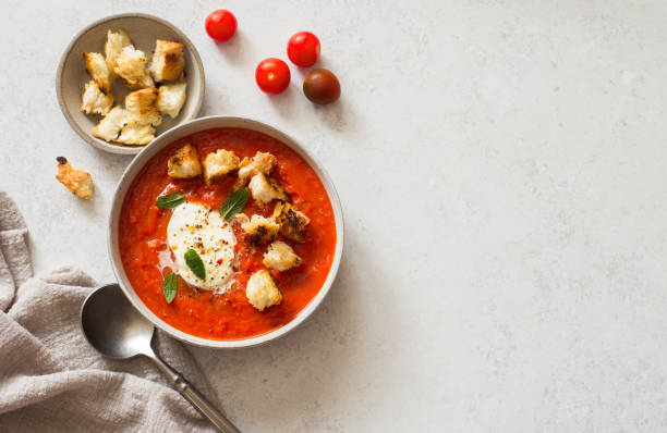 ciotola di zuppa di pomodoro con mozzarella e crostini - crostini foto e immagini stock