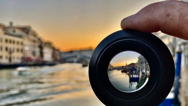 レンズを通して夜明けに大運河 - povの視点 - canal venice italy italy europe ストックフォトと画像