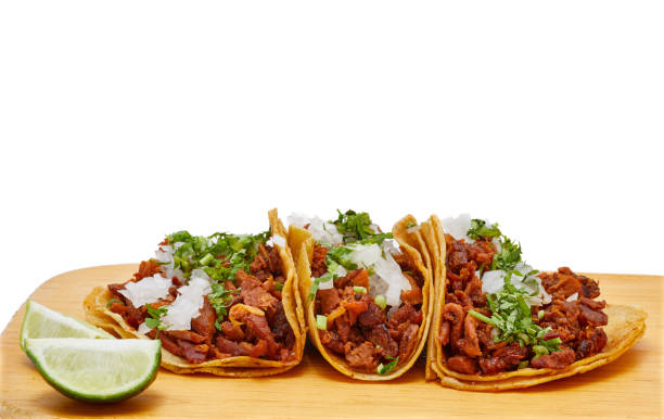 tacos al pastor, cibo tradizionale messicano, con cipolla, coriandolo, ananas, salsa rossa o guacamole. - cucina messicana foto e immagini stock