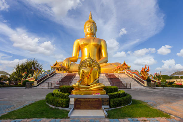 wielki budda w wat muang w popularnej buddyjskiej świątyni w tajlandii - buddha thailand spirituality wisdom zdjęcia i obrazy z banku zdjęć