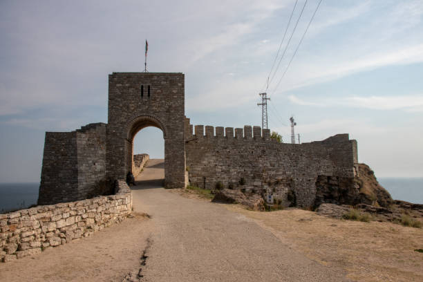 cape caliacra, bulgarie - sep 14, 2021. au 4ème siècle avant jc, le cap était habité par une tribu thrace qui a construit les murs de la forteresse. le mur de la forteresse et la porte ont été restaurés de nos jours. - kaliakra photos et images de collection