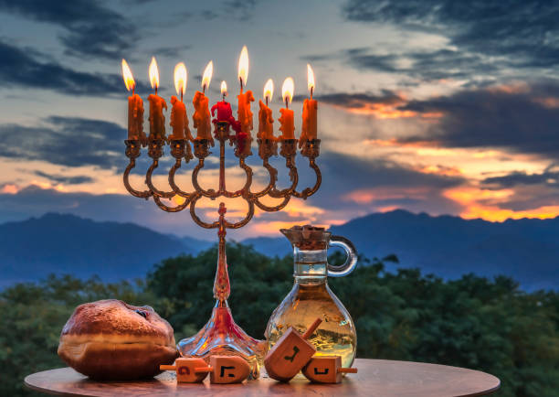 자연 배경이 있는 하누카 홀리데이의 축제 속성 - hanukkah menorah candle judaism 뉴스 사진 이미지