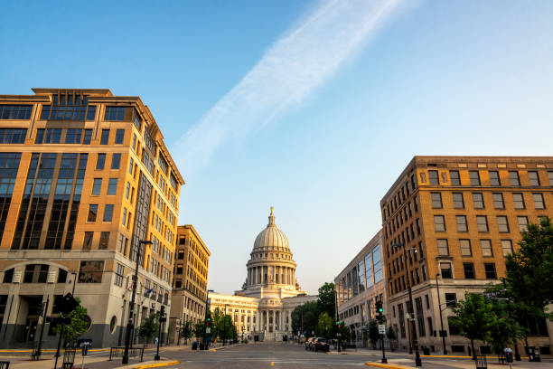 ранним утром вид на мэдисон, висконсин - captiol стоковые фото и изображения