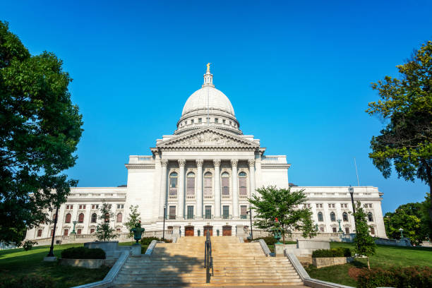 ウィスコンシン州マディソンの歴史的なキャピトルビル - wisconsin state capitol ストックフォトと画像