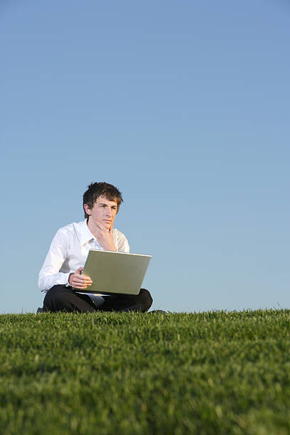 homem de negócios com um computador portátil - using laptop contemplation accessibility contemporary imagens e fotografias de stock