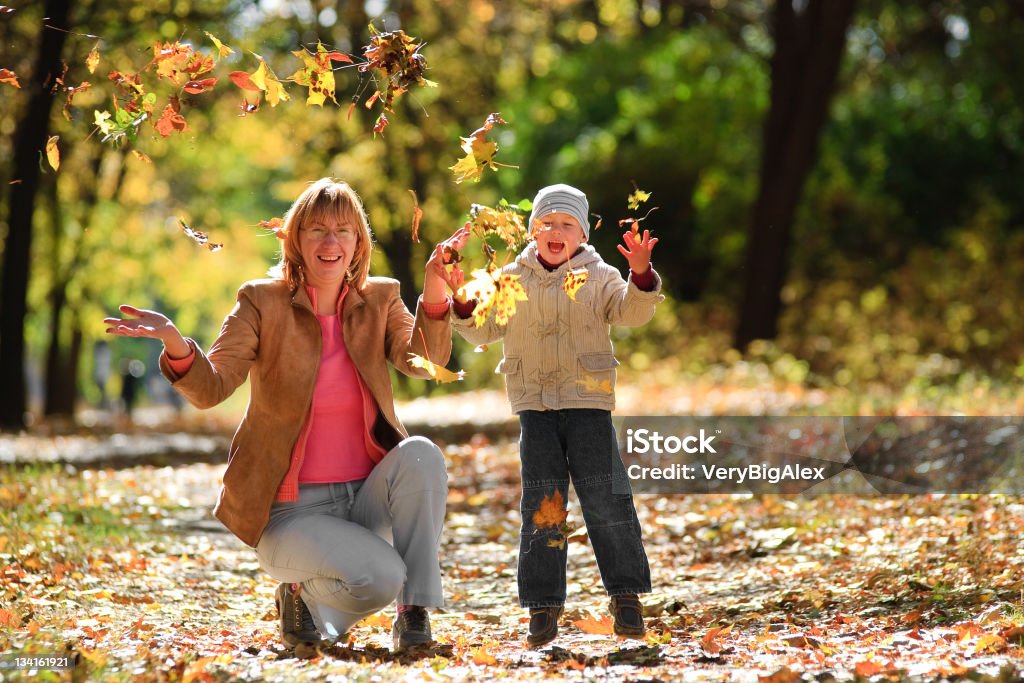 Ragazzino gioca park - Foto stock royalty-free di Adulto