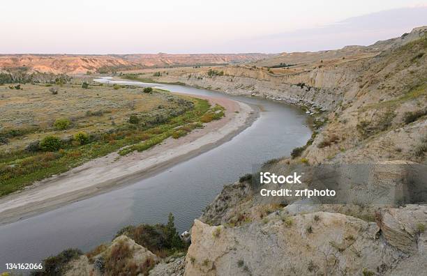 Río A Través De Badlands Foto de stock y más banco de imágenes de Dakota del Norte - Dakota del Norte, Aire libre, Badlands