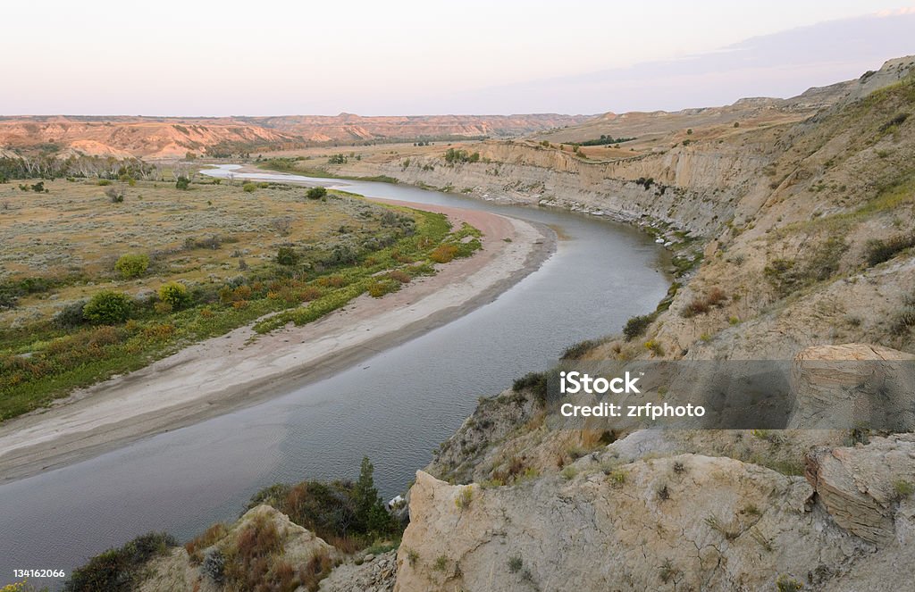 Rzeka przez badlands - Zbiór zdjęć royalty-free (Stan Dakota Północna)