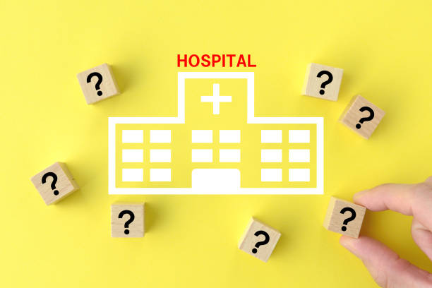 krankenhaus-clipart und holzblöcke mit quesiton-markierungen - approved englischer begriff stock-fotos und bilder