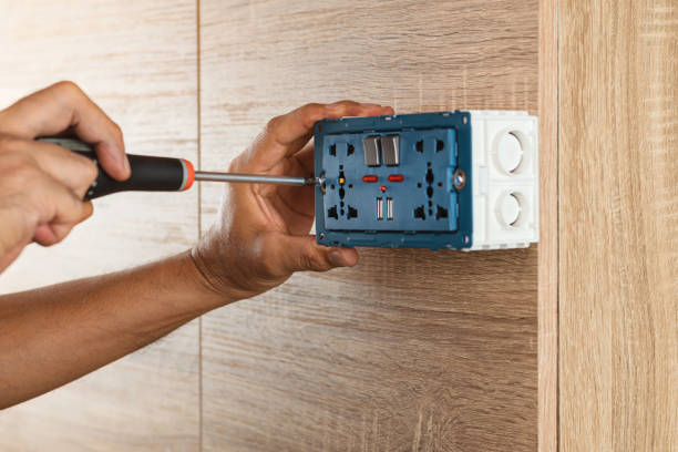 der elektriker entfernt elektrische drähte in einer kunststoffbox an einer holzwand, um die steckdose zu installieren. - electric plug outlet human hand electricity stock-fotos und bilder