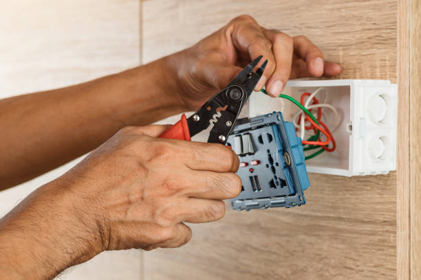 der elektriker entfernt elektrische drähte in einer kunststoffbox an einer holzwand, um die steckdose zu installieren. - electric plug outlet human hand electricity stock-fotos und bilder