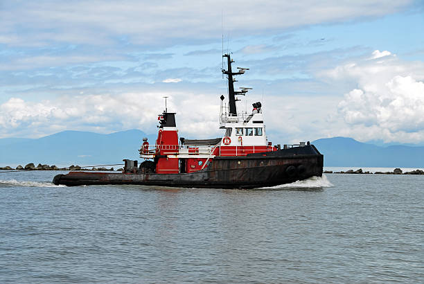 schlepper nahe dem hafen - tugboat stock-fotos und bilder