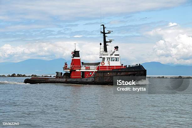 Foto de Rebocador Perto Do Porto e mais fotos de stock de Navio rebocador - Navio rebocador, Empurrar, Veículo Aquático