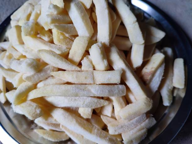 vue rapprochée de frites crues français - french fries fast food french fries raw raw potato photos et images de collection