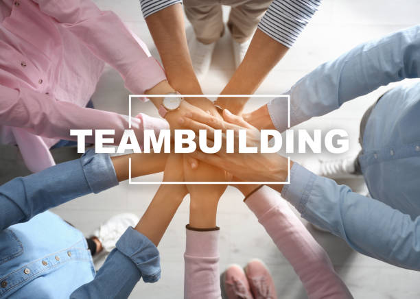 persone che si tengono per mano insieme, vista dall'alto. concetto di teambuilding - team building foto e immagini stock
