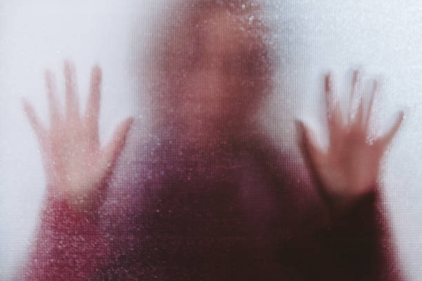 víctima de abuso doméstico con las manos presionadas contra la ventana de vidrio - violence domestic violence women domestic life fotografías e imágenes de stock