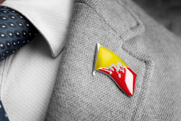 badge métallique avec le drapeau du bhoutan sur un revers de costume - bhutanese flag photos et images de collection