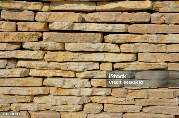 Foto de Empilhados Um Muro De Pedra Fundo Horizontal Pedra Branca De Fundo  De Parede Textura Tijolo Telha e mais fotos de stock de Amarelo - iStock