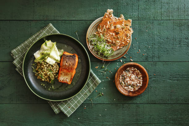 salmone grigliato con verdure - piatto di portata foto e immagini stock