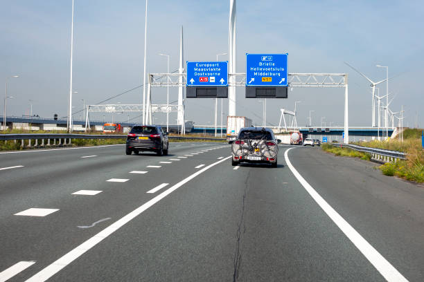 autostrada olandese (rijksweg) a15, brielle - road marking road reflector road dividing line foto e immagini stock