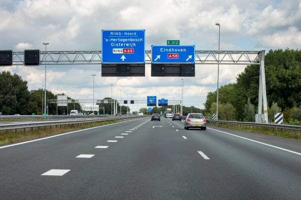 autostrada olandese (rijksweg) a58, knoppunt de baars - road marking road reflector road dividing line foto e immagini stock