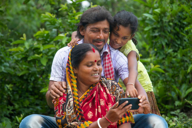 3 indyjskich rodziców wiejskich i córka oglądające film w dziedzinie rolnictwa - bengal zachodni zdjęcia i obrazy z banku zdjęć