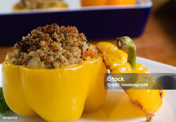 Foto de Vegetariano Pimentão Recheado e mais fotos de stock de Alimentação Saudável - Alimentação Saudável, Almoço, Amarelo