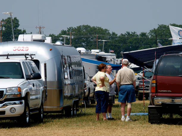 airstream 2005 rv caravan rally à springfield missouri - motor home mobile home camping senior adult photos et images de collection