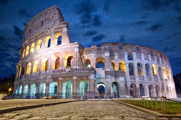 夕暮れ時のローマコロッセオ - coliseum rome roma province roman ストックフォトと画像