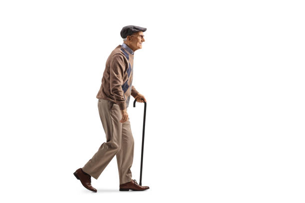 歩く杖を手にした年配の男性の全長プロファイルショット - 杖 ストックフォ��トと画像