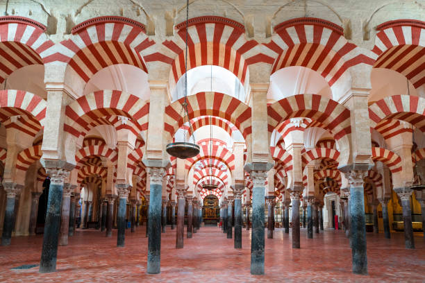스페인 코르도바 모스크 대성당의 유명한 아치. - striped andalusia arch architecture 뉴스 사진 이미지
