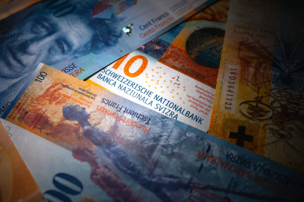 close-up of swiss francs bills - swiss francs swiss currency switzerland finance imagens e fotografias de stock