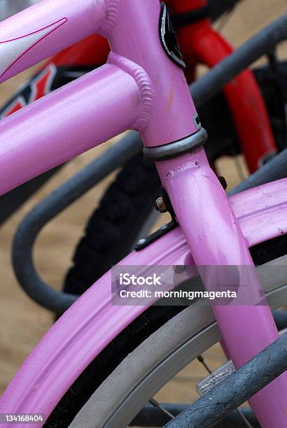 Rosa Bicicletta - Fotografie stock e altre immagini di Bicicletta - Bicicletta, Composizione verticale, Fermo