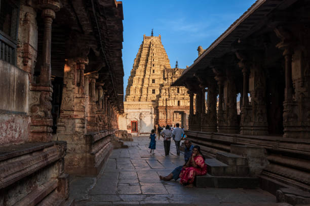 スリー・ヴィルパクシャ寺院、ハンピ、カルナータカ、インドの素晴らしい景色 - virupaksha ストックフォトと画像