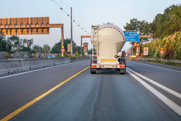 camion silo sur l’autoroute allemande a1 - panneaux de limitation de vitesse - road marking road reflector road dividing line photos et images de collection