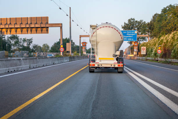 camion silo sull'autostrada tedesca a1 - segnali di limite di velocità - road marking road reflector road dividing line foto e immagini stock